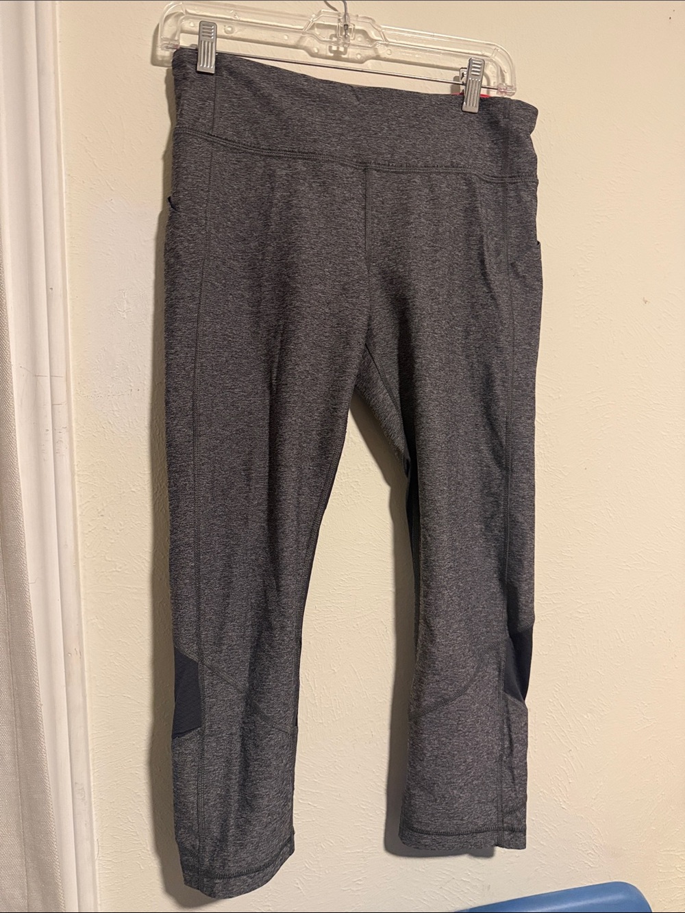 ' Gray Athletic Capri Leggings